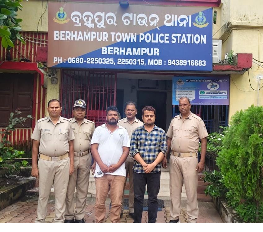ଟ୍ରାଫିକ୍ ପୁଲିସଙ୍କୁ ଆକ୍ରମଣ ଓ ଟ୍ରାଫିକ୍ ନିୟମ ଉଲ୍ଲଂଘନ ଅଭିଯୋଗରେ ୨ ଜଣ ଅଭିଯୁକ୍ତ ଙ୍କୁ ଗିରଫ କରିଛି ବ୍ରହ୍ମପୁର ଟାଉନଥାନା ପୋଲିସ