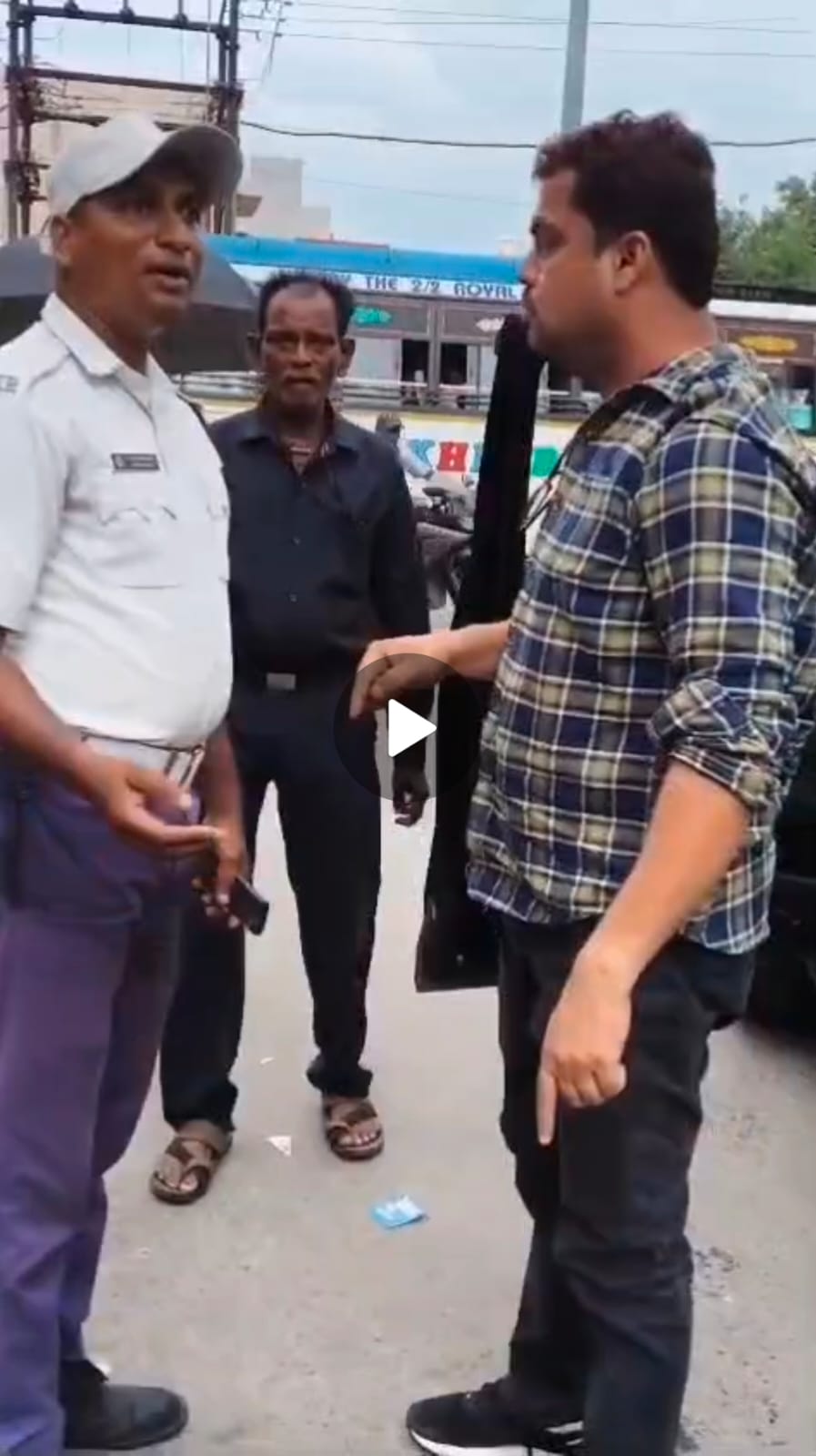 ବ୍ରହ୍ମପୁରରେ ମଦ୍ୟପ ଯୁବକଙ୍କ ହଙ୍ଗାମା, ରାସ୍ତା ମଝିରେ ଟ୍ରାଫିକ୍ ପୋଲିସଙ୍କ ସହ ଦୁର୍ବ୍ୟବହାର