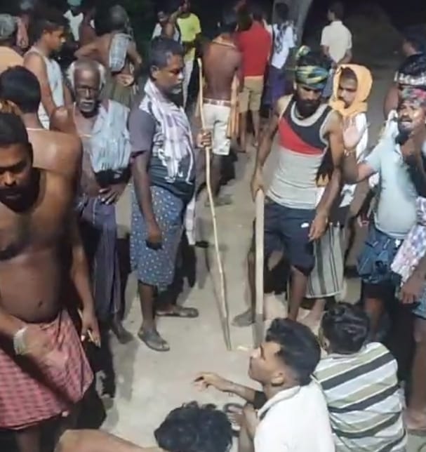 ଚୋର ସନ୍ଦେହରେ ୪ ଜଣଙ୍କୁ ନିସ୍ତୁକ ମାଡ଼, ଘଟଣାସ୍ଥଳରେ ପହଞ୍ଚି ବଞ୍ଚାଇଦେଲା ପୋଲିସ
